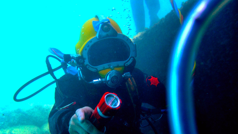 A Bridgeway diver carrying out an underwater structure inspection